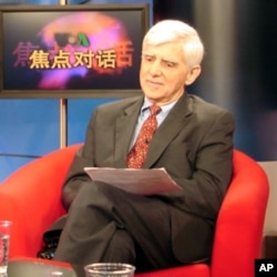 著名经济学家,前美国财政部东亚国家办公室副主任盖保德(Albert Keidel)接受VOA卫视电视采访。(资料照片)