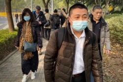 中国公民记者张展的代理律师任全牛抵达上海浦东新区法院。(2020年12月28日)