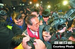 今年1月26日港大学生围堵校委会(苹果日报图片)