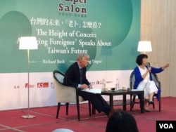 布鲁金斯研究院东亚所主任卜睿哲(左)应台湾著名作家龙应台(右)邀请,2016年5月21日在台北沙龙演讲。(美国之音齐勇明拍摄)