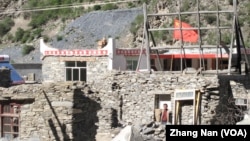 中国四川省阿坝藏区的藏族住宅上有五星红旗(美国之音张楠拍摄)
