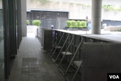 香港立法会外面的金属防护墙 (美国之音记者申华拍摄)