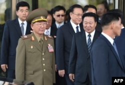朝鲜国防委员会副委员长、军队总政治局长黄炳誓次帅(穿军装者)与朝鲜劳动党中央书记崔龙海等官员离开仁川的酒店。(2014年10月4日)