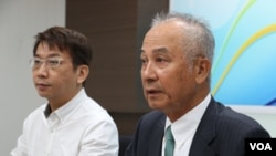 新台湾国策智库董事长吴荣义(右,美国之音杨明拍摄)