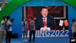 资料照片:中国领导人习近平讲话的画面出现在一个宣传北京冬奥会的电子屏幕上。(2021年9月5日)
