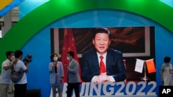 中共最高领导人习近平在一个宣传北京冬奥会的电子屏幕上发表讲话。(美联社2021年9月5日)