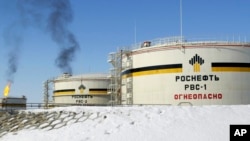 Архівне фото. Резервуари на Приобському нафтовому родовищі поблизу Нефтеюганська, у Західному Сибіру, Росія, 5 квітня 2006 р. Фото AP