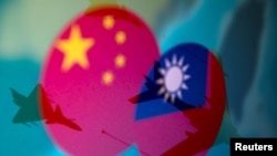 图片显示中国国旗和台湾旗帜与军机