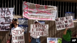 2011年,在亚利桑那州公立学校总监宣布墨西哥裔美国人研究项目违反州法律之后,示威者举行集会,支持图桑联合学区