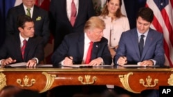 美国总统特朗普、墨西哥总统涅托和加拿大总理特鲁多在20国峰会的第一天在布宜诺斯艾利斯签署了三国新的贸易协定,取代原先的北美自由贸易协议。