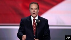 纽约州共和党籍国会众议院克里斯·科林斯在克利夫兰举行的共和党全国代表大会的第二天发表讲话。(2016年7月16日)