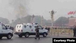 2013年10月28日,天安门一车辆撞金水桥栏杆爆炸起火,警方赶到现场 (微博图片)