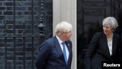 英国首相特雷莎·梅和外交大臣约翰逊在首相府外面欢迎外宾(2017年5月11日)