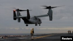 一架美国海军陆战队MV-22鱼鹰飞机在澳大利亚悉尼海域的“好人理查德号”两栖攻击舰的甲板上着陆。(2017年6月29日)