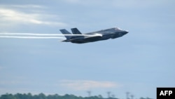 资料照:2016年9月16日,美国空军提供的照片显示美国海军陆战队F-35闪电II在佛罗里达州廷德尔空军基地起飞。