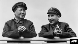 法新社的照片说明是“图为中国国家主席毛泽东(左)和政治领导人林彪1971年7月29日在北京微笑。”但此图更像是此前毛泽东和林彪在天安门城楼上的照片。笔者用“谷歌图片检索”查找此图,但谷歌显示没找到。
