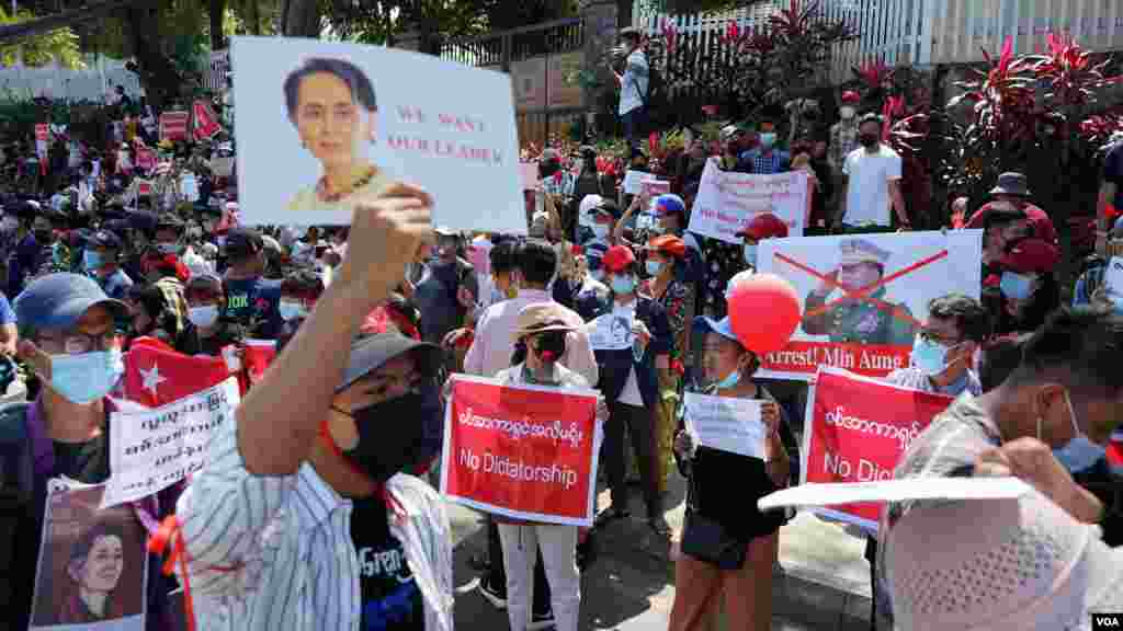 ရန်ကုန်မြို့ရှိ အမေရိကန်သံရုံးရှေ့ စစ်အာဏာသိမ်း ဆန့်ကျင် ဆန္ဒပြ မြင်ကွင်း။