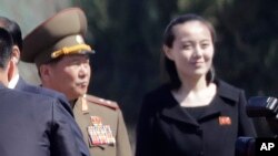 2017年4月13日,朝鲜领导人金正恩(Kim Jong Un)的妹妹金与正(Kim Yo Jong)在平壤的一个拥有十几座公寓楼的住宅区正式开幕时现身亮相。