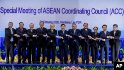 资料照:东南亚国家联盟外交部长在老挝万象举行的东盟执行理事会特别峰会期间合影留念。(2020年2月20日)