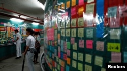 香港新界大浦车站连侬墙上贴满反对逃犯条例修法案的纸条。(2019年7月9日)