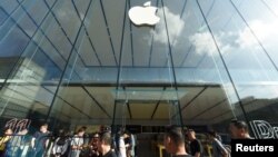 2019年9月20日人们在杭州苹果专卖店外排队等候购买苹果手机新品iPhone 11。(路透社)