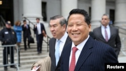 被控向联大主席行贿的澳门房地产大亨吴立胜离开纽约曼哈顿的联邦地区法院。(2017年4月7日)