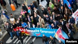 2015年11月7日德国选项党的支持者游行示威,反对德国政府的移民新政策