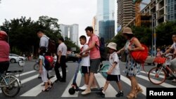 资料照:中国广州市天河区的父母送孩子上学。(2019年9月4日)
