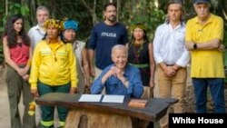 Tổng thống Joe Biden gặp gỡ các lãnh đạo bản địa ở rừng Amazon vốn hoạt động bảo tồn hệ sinh thái quan trọng này