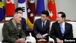 美国参联会主席邓福德上将与韩国国防部长官宋永武在首尔的韩国国防部会谈。(2017年8月14日)