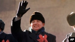 1987年11月7日俄罗斯革命70周年日,苏联领导人米哈伊尔·戈尔巴乔夫在红场阅兵台上挥手致意