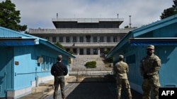 资料照片:联合国司令部士兵和一名韩国士兵在板门店站岗。
