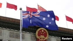 澳大利亚国旗在北京人大会堂前飘扬以欢迎澳大利亚领导人到访。(资料照片)