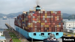 资料图片:新加坡MAERSK TAURUS号集装箱船通过巴拿马运河的科科利船闸,驶过扩建后的运河。 (2024年8月12日)
