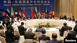 2016年6月14日中国外交部部长王毅(中)在云南省玉溪东盟特会议上讲话