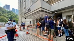 香港首宗国安法案件7月27日在高等法院判决,被告唐英杰煽动分裂及恐怖活动两项罪名成立,大批记者在法院门外采访,亦有大批警员在场戒备 (美国之音/汤惠芸)