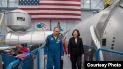 蔡英文参访NASA约翰逊航天中心听宇航员芬克解说 (图片来源:台湾总统府)