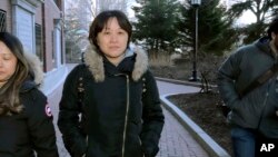 资料照片:居住在加拿大的中国公民隋晓宁在认罪后离开波士顿的美国联邦法庭,她承认支付40万美元让她的儿子假冒足球队员被加州大学洛杉矶分校录取。(2020年2月21日)