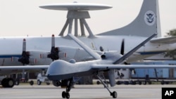2011年11月8日,一架“捕食者B”无人机在美国德克萨斯州的海军航空兵基地滑行。(资料照片)