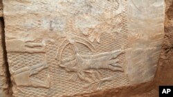 资料照片:伊拉克摩苏尔出土的2700年历史的石雕。