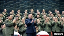 官方朝中社2013年4月16日公布的照片显示金正恩出席平壤的一次音乐会,军官们起立鼓掌。