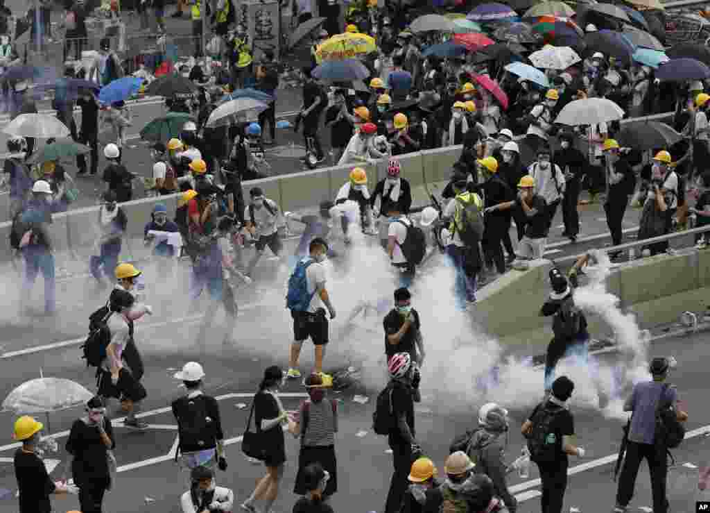 2019年6月12日星期三,香港警方使用催泪瓦斯和高压水枪对付数千名抗议者,这些抗议者在政府总部外反对一项极具争议的引渡法案。