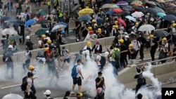 香港立法会外人山人海 警方启用催泪瓦斯和高压水枪