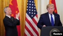 美国总统特朗普在白宫美中第一阶段经贸协议签署仪式上讲话时中国副总理刘鹤鼓掌。(路透社 2020年1月15日)