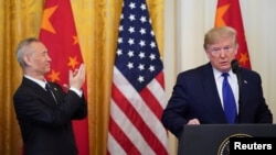 美国总统特朗普在白宫美中第一阶段经贸协议签署仪式上讲话时中国副总理刘鹤鼓掌。(2020年1月15日)