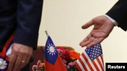 美众院外事委员会主席罗伊斯2018年3月访台时台湾方面布置的旗帜(路透社)