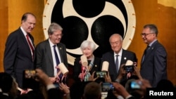 2023年5月11日,在日本新泻朱鹭展览馆举行的七国集团金融会议欢迎招待会上,美国财政部长珍妮特·耶伦和日本财政部长铃木俊一与世界银行集团总裁戴维·马尔帕斯、欧盟委员会经济专员保罗·真蒂洛尼和德意志联邦银行行长约阿希姆·纳格尔一起打破清酒桶。