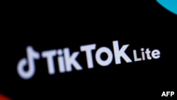 资料照片:法国巴黎展示的中国社交网络应用TikTok Lite的标志。(2024年4月11日)