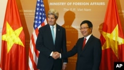 美国国务卿约翰•克里与越南外长范平明在河内会谈。(2013年12月16日)