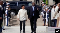 美国国防部长奥斯汀在华盛顿五角大楼欢迎到访的菲律宾总统小马科斯。(2023年5月3日)